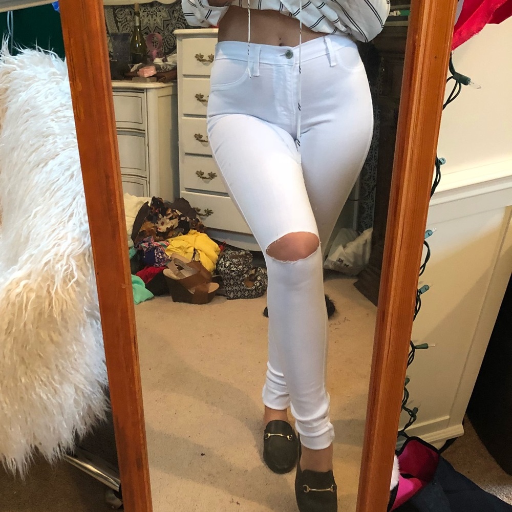 White ripped knee Fashion Nova jeggings